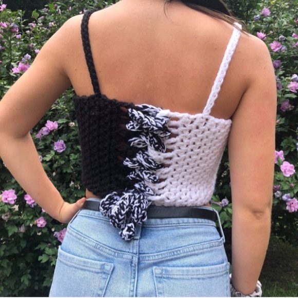 Cute crocheted Tank 🖤🤍 - Picture 3 of 5